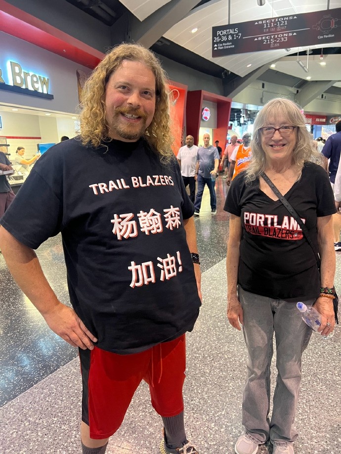 ??楊瀚森水不了！球迷穿特制衣服為小楊加油 “瀚”少了三點(diǎn)水