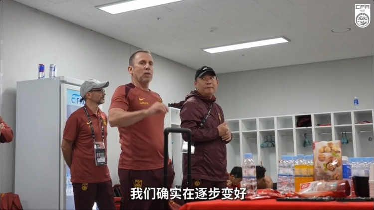 久帥更衣室總結(jié)：前兩場(chǎng)雖然輸了但表現(xiàn)不錯(cuò)，我們確實(shí)在逐步變好